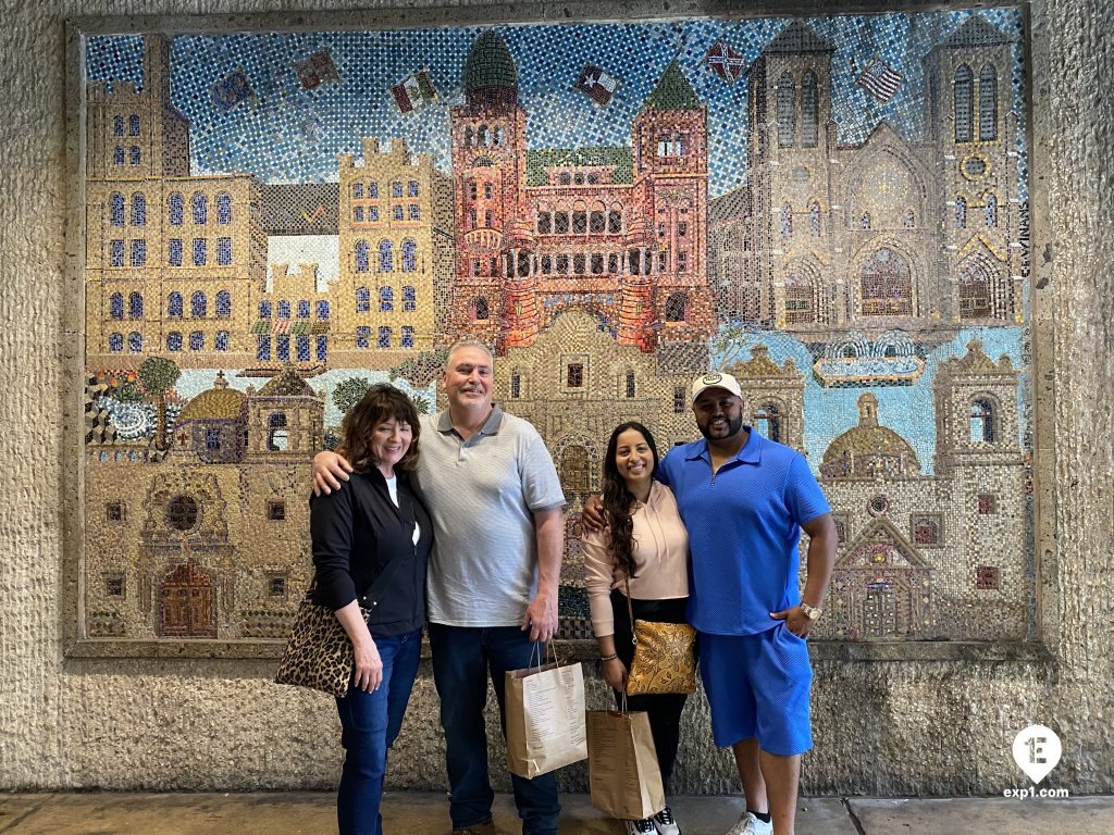 Group photo Historic Downtown San Antonio Food and Culture Tour on 10 April 2023 with Gina