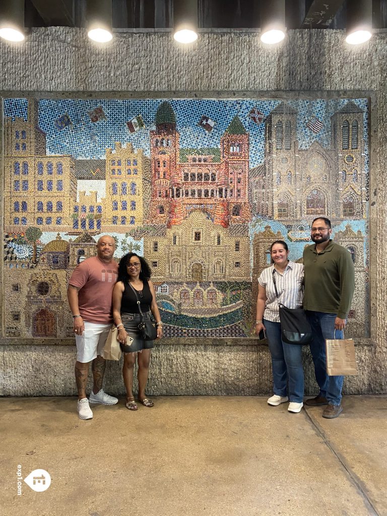 Group photo Historic Downtown San Antonio Food and Culture Tour on 10 June 2023 with Gina