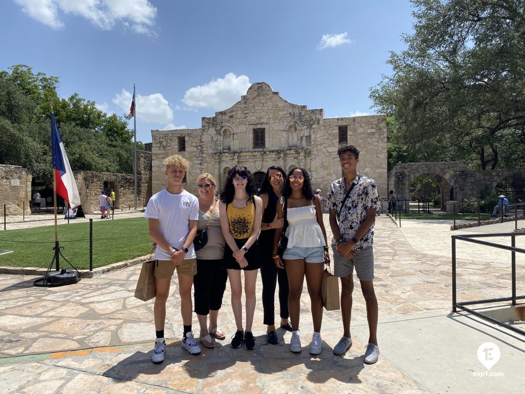 Group photo Historic Downtown San Antonio Food and Culture Tour on Jul 26, 2023 with Gina