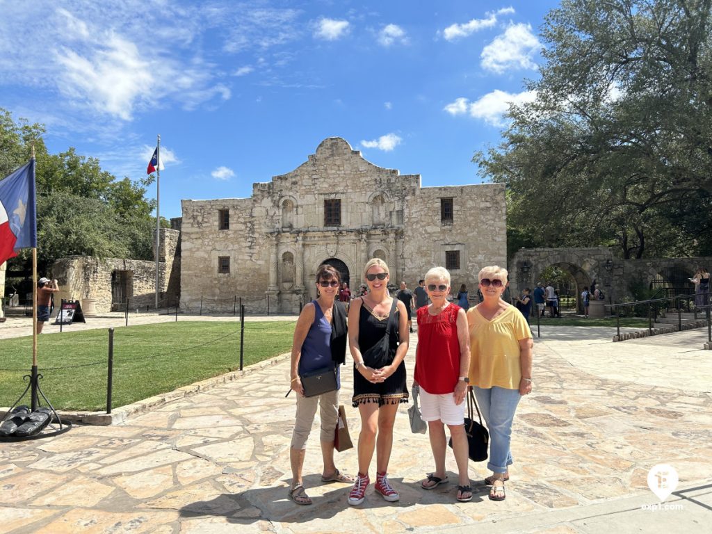 Group photo Historic Downtown San Antonio Food and Culture Tour on Sep 21, 2023 with Gina