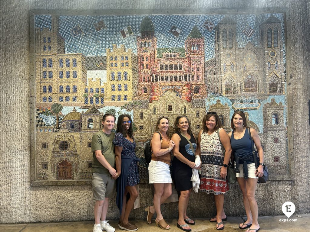 Group photo Historic Downtown San Antonio Food and Culture Tour on Oct 6, 2023 with Gina