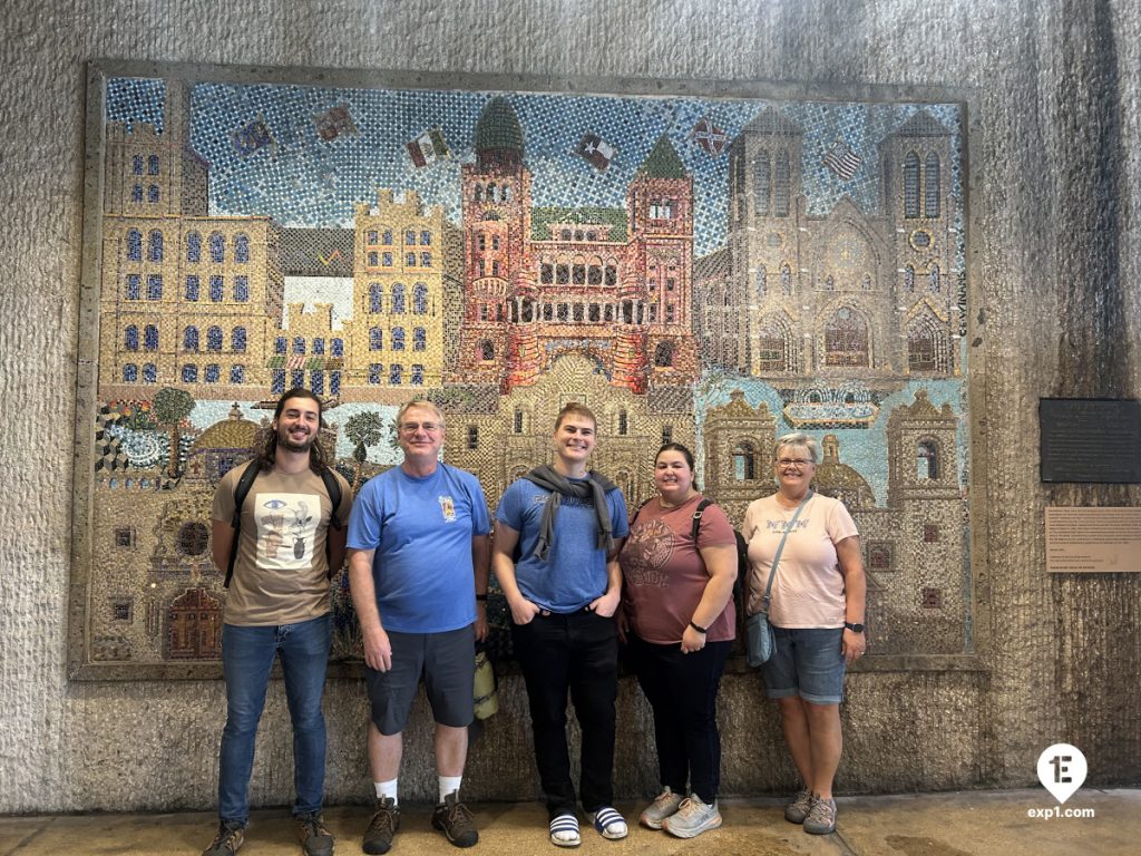 Group photo Historic Downtown San Antonio Food and Culture Tour on Oct 25, 2023 with Gina