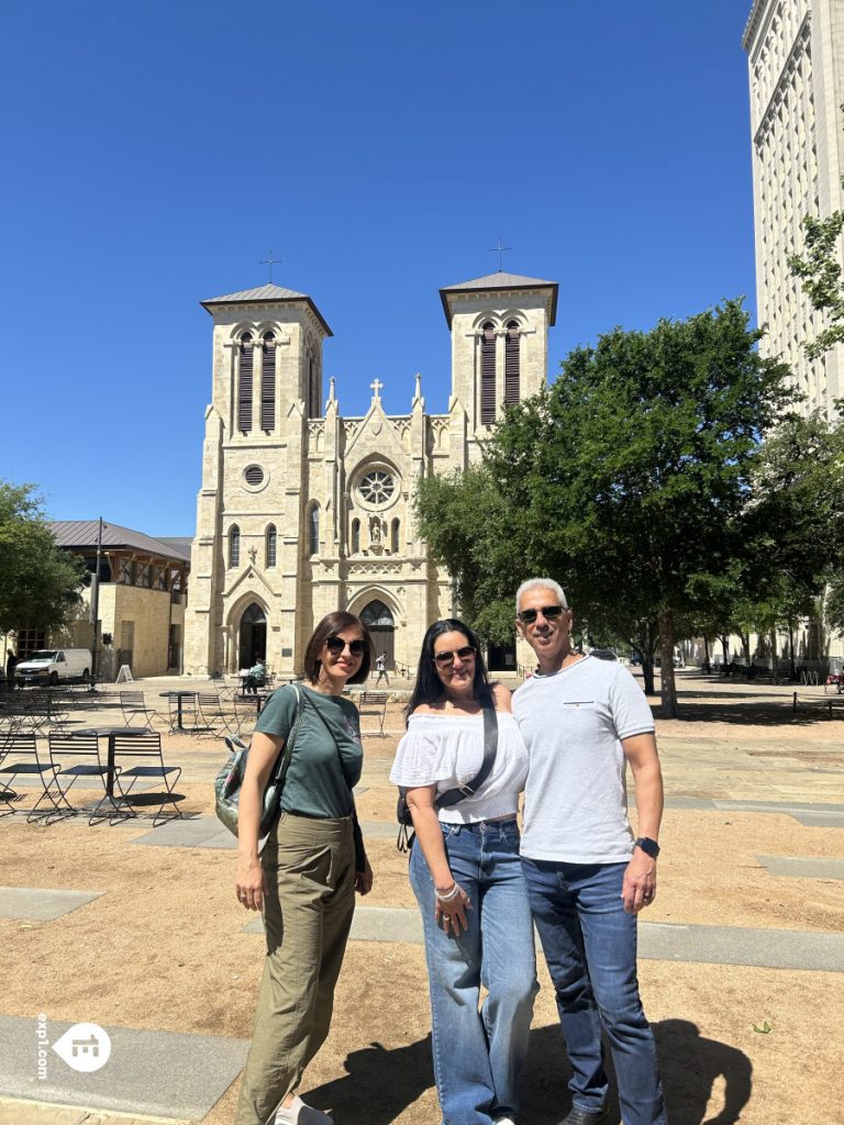 Group photo Historic Downtown San Antonio Food and Culture Tour on Apr 11, 2024 with Gina