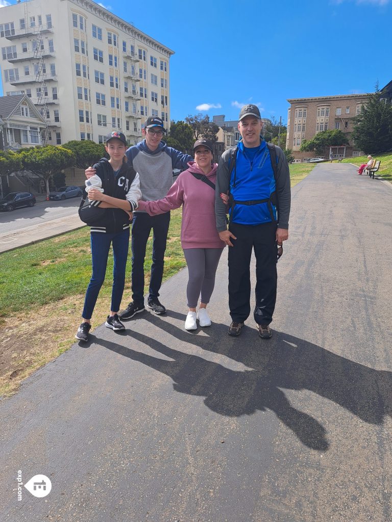 Group photo The Painted Ladies and Victorian Homes of Alamo Square Tour on Aug 9, 2023 with John