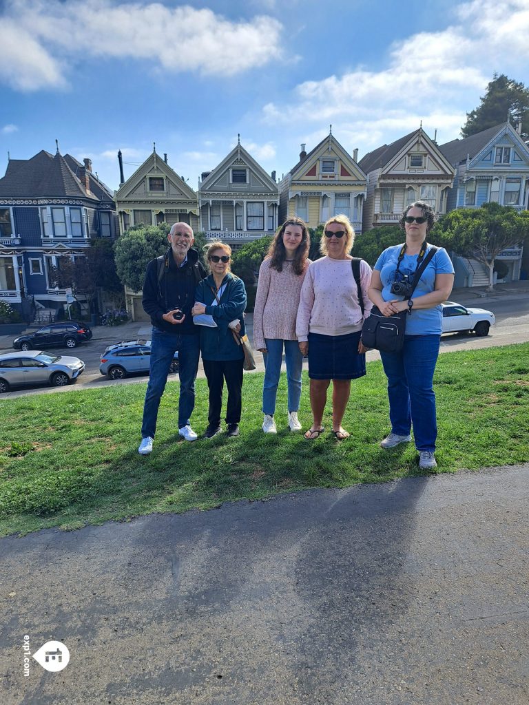 Group photo The Painted Ladies and Victorian Homes of Alamo Square Tour on Aug 27, 2023 with John