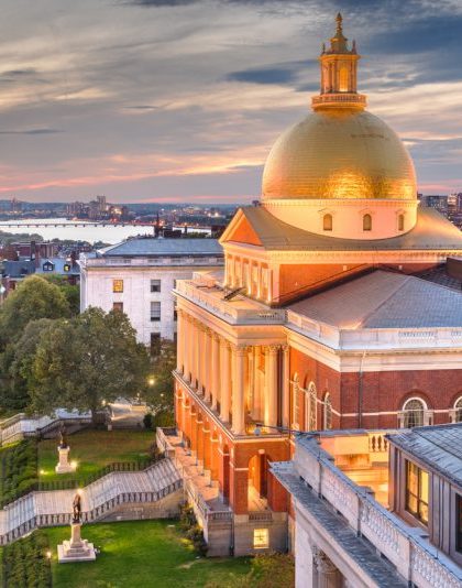 Boston-history-tour-cityscape-view-with-Massachusetts-State-House-800×534